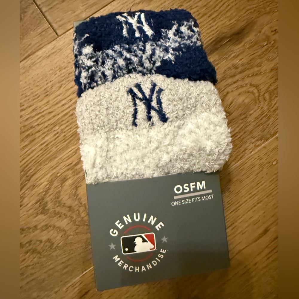 MLB Genuine Merchandise New York Yankees Fuzzy Ankle Socks